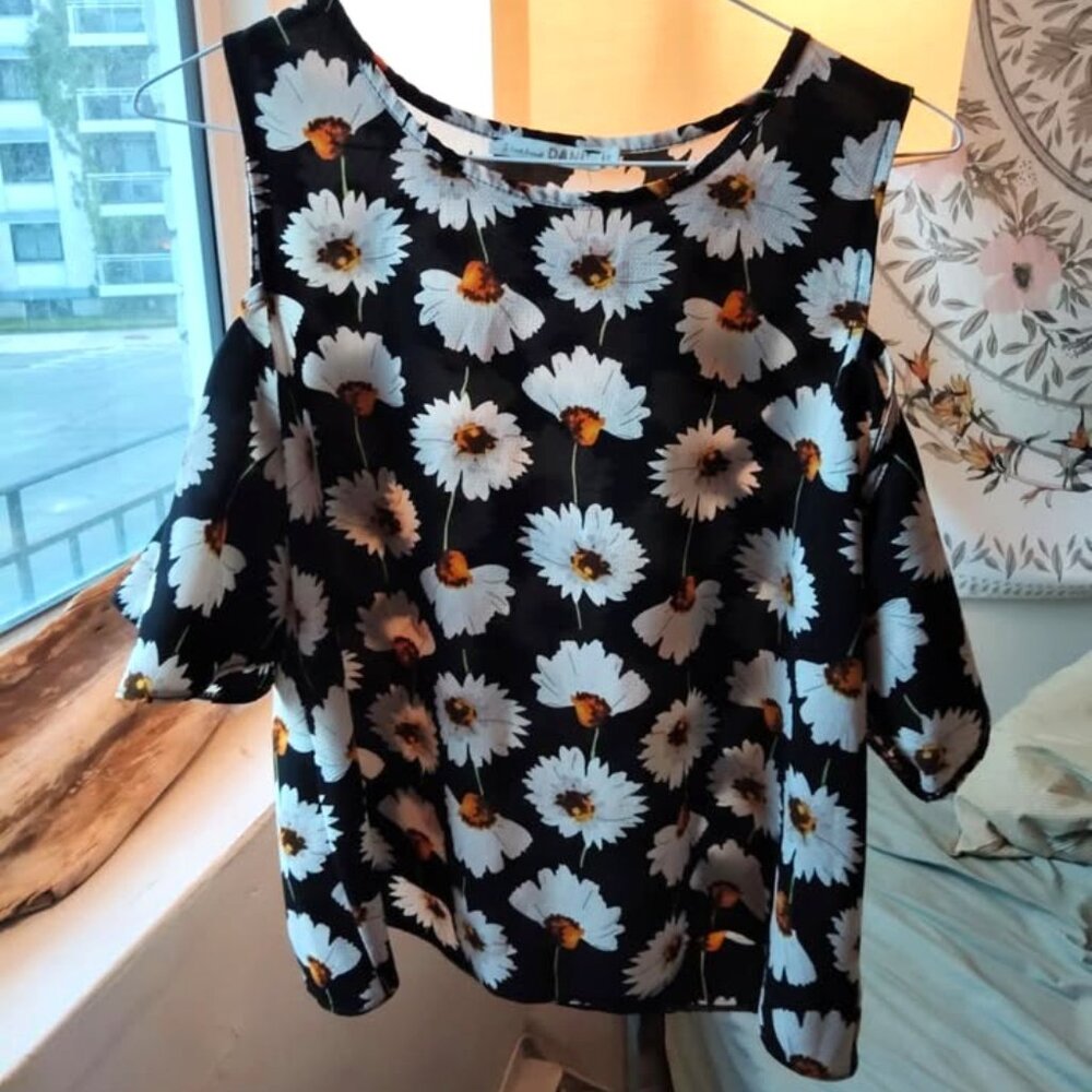 DANI Cold Shoulder Daisy Print Blouse - Black & White Floral Top M